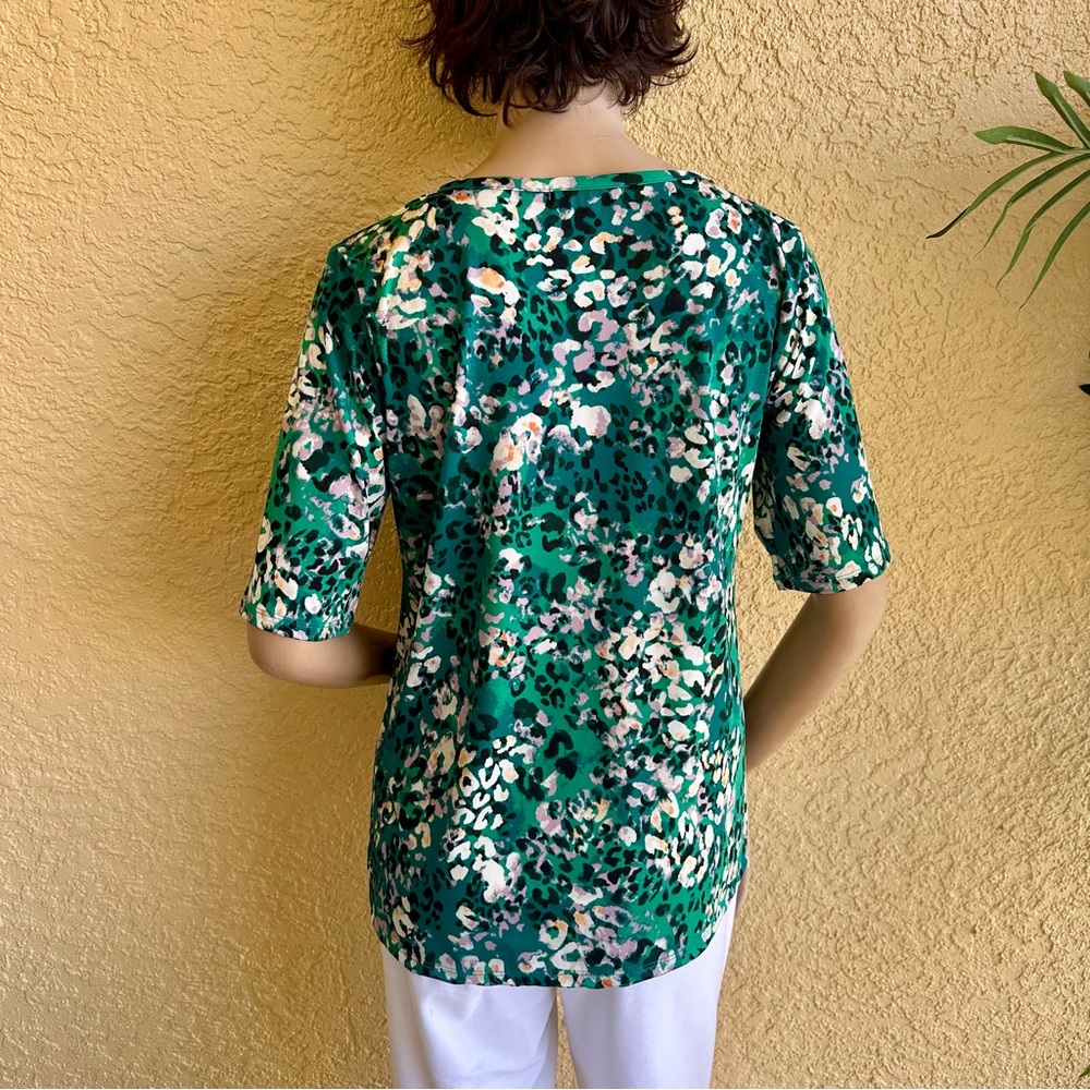 Notations design green print top with silver rivet accent - Picture 6 of 9